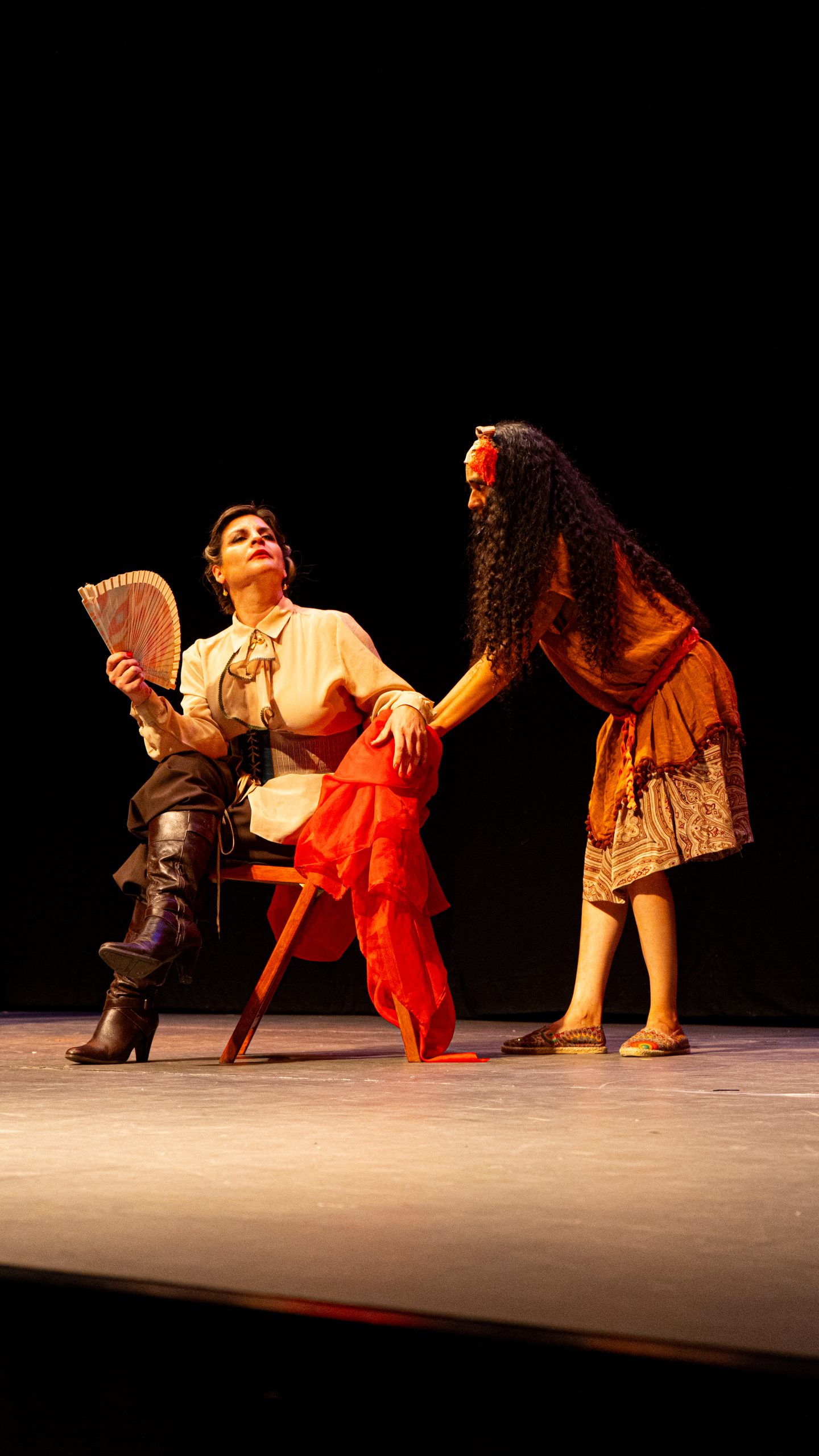 Elenco completo en escena durante ritual escénico.